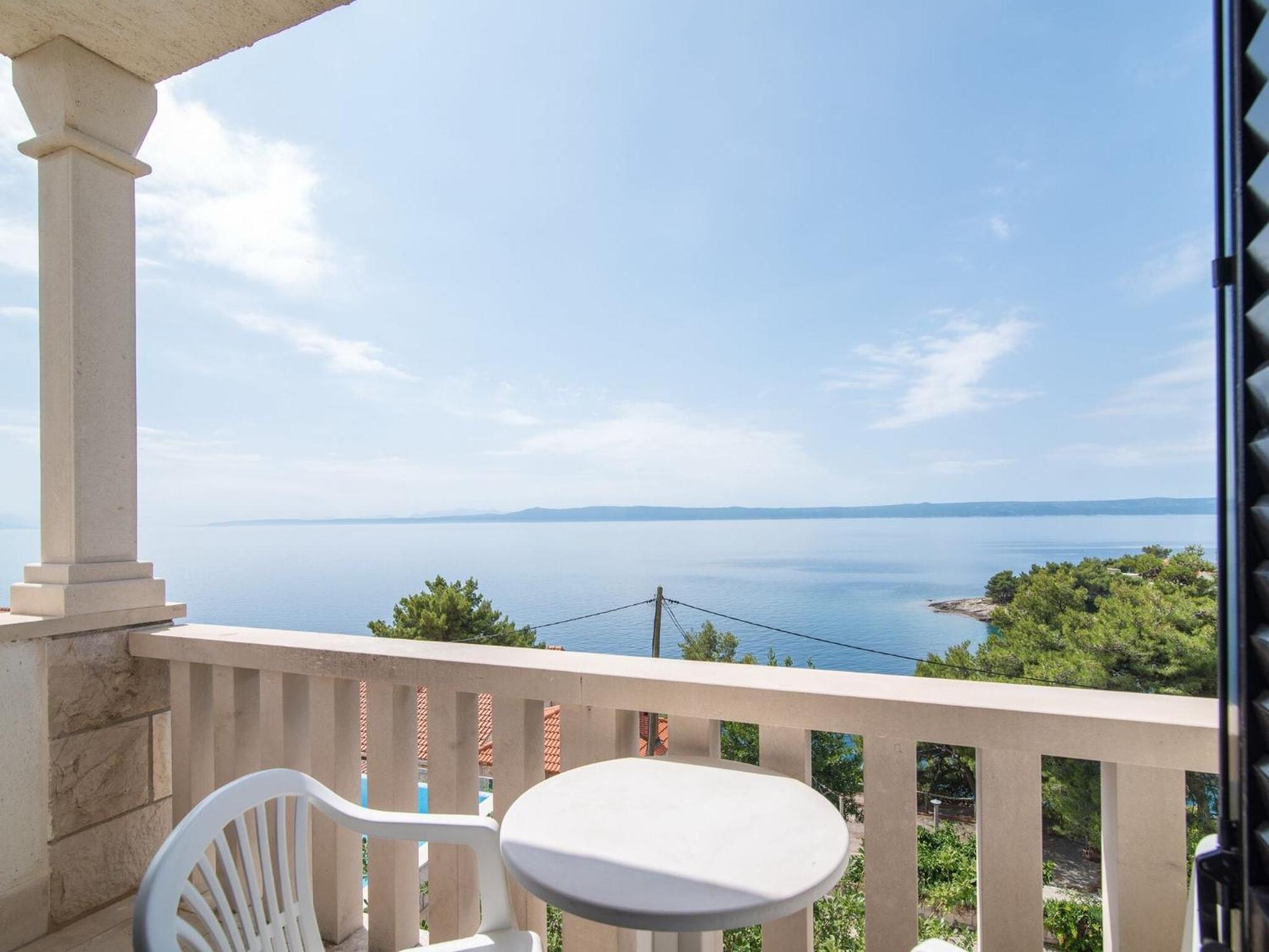 Neva- Two Bedroom With Balcony 4r Apartment *